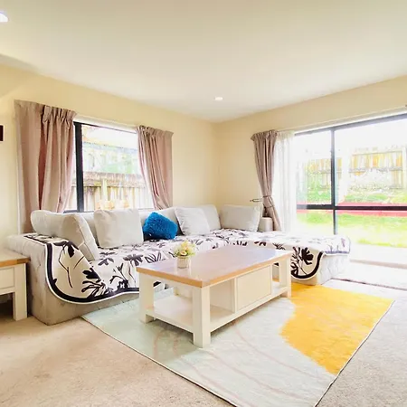 Sunny Room In West Auckland - Shared Bathroom